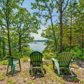 Fire Pit & Stunning Lake Views: Shell Knob Home!, hotel in Shell Knob
