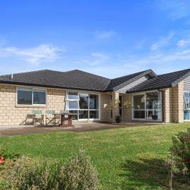 Shores Getaway - One Tree Point Holiday Home