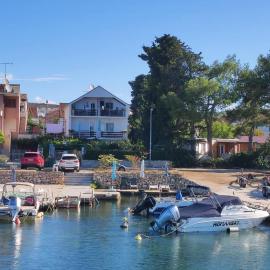 Apartments Bojanic with Private Parking and Boat Dock, hotelli kohteessa Turanj