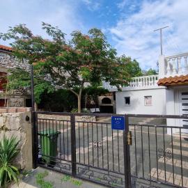Lukari Vacation Home, hotel u gradu Drivenik