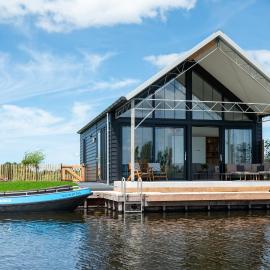 4 to 6 persons Tulpenacker waterfront, hotel in Roelofarendsveen