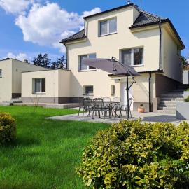 Apartmánový dům se zahradou v klidné části Prahy