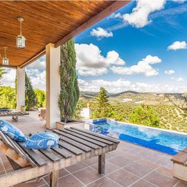 Casa La Rosa: Iznájar şehrinde bir otel