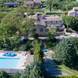 La Bastide de la Peyrolière avec piscine et tennis face au Luberon