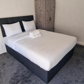 SELF CHECK in APARTMENT IN CENTRAL BARNSLEY: Barnsley şehrinde bir otel