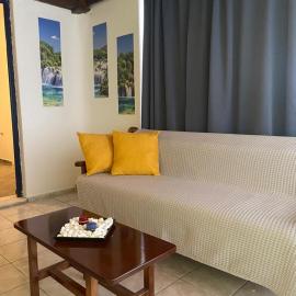 Yellow Beach House, hotel en Logaras