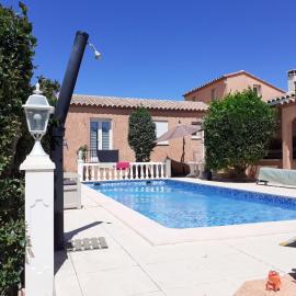 villa avec piscine privée, хотел в Pia