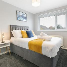 Superb 3 bed house, homely comforts close to supermarkets, with private parking on gated premise