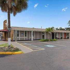Super 8 by Wyndham Kissimmee-Orlando, hotel di Kissimmee