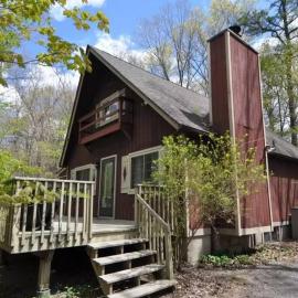 Chalet Retreat w/ Hot Tub, Short Walk to Lake & Pool, hotel a Jim Thorpe