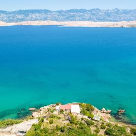 Villa Sortis unique mediterranean secluded habitat on the rock, Hotel in Pag