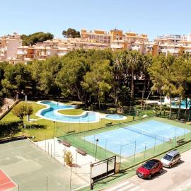 Apartamento con vistas, piscina, tenis y cine، فندق في أوريويلا كوستا