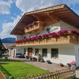 Haus Enzian Apartments, hotelli kohteessa Kartitsch
