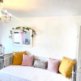 Sydenham에 위치한 호텔 Happy Place with kitchenette- female only