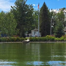 4 Seasons Lakeview Cottage w/ Private Boating Dock, Hotel in Westerose