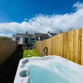 HOT TUB - Miners Cottage - edge of Brecon Beacons National Park - Heritage Town、Blaenavonのホテル
