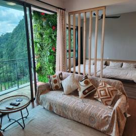 Unique Boho Style Condo with NETFLIX for up to 5PAX - Enjoy Mountain View while swimming at the Infinity Pool & Natural Hotspring Pool, 2mins walk to the Lost World of Tambun, Water Themepark at IPOH, hotel em Ipoh