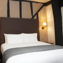Bull Hotel by Greene King Inns: Halstead şehrinde bir otel