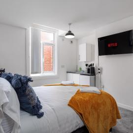 City Centre Studio 2 with Kitchenette, Free Wifi and Smart TV with Netflix by Yoko Property
