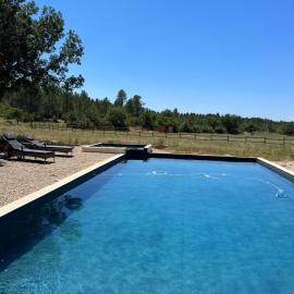 charmant appartement indépendant au sein d'un mas provençal, hotel di Aups