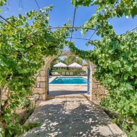 Casa Mezzodì' - Luxurious 18th C. Farmhouse with Gardens & Pool, khách sạn ở Kerċem