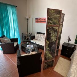 Studio Sleeps 2 with Free Parking, Hotel in Simpson Bay