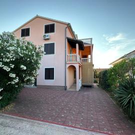 Apartman Dora, hotel a Bilice (Bilizze)