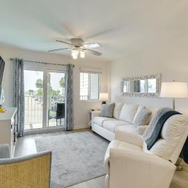 Walk to Beach! Gulf Shores Escape w/ Indoor Pool, hotel din Gulf Highlands
