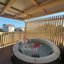 Tiny House Lily with jacuzzi, hotel in Sveti Filip i Jakov