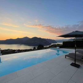 Luxury villa with private infinity pool โรงแรมในอีเซโอ