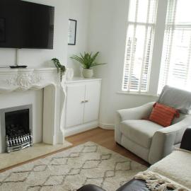 Entire house, Waterloo, free street parking, מלון בWaterloo