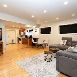 Lovely 1 Bedroom Suite Near Town