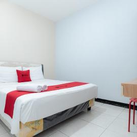 RedDoorz near Puri Indah Lippo Mall 2