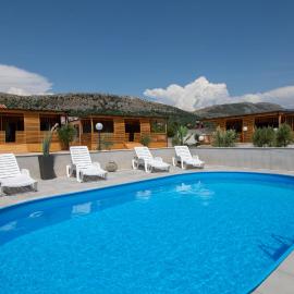 Camp Ante-Gojko: Grebaštica şehrinde bir otel