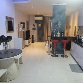 Sheryll Escapes - Kandi Posh 1BR with King bed, fibre Wi-Fi & Free housekeeping