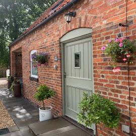 The Bolthole barn with wood-fired hot tub, hotel a Glentworth