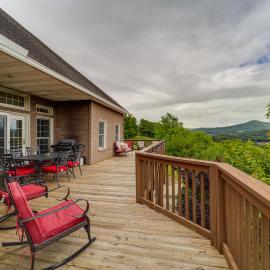 Classy Home w/ Hot Tub + Mt. Jefferson Views!
