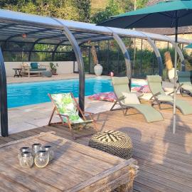 Le Manoir des Pélies, Maison d'hôtes de charme, Jacuzzi, Piscine, Rivière, hotelli kohteessa Conques