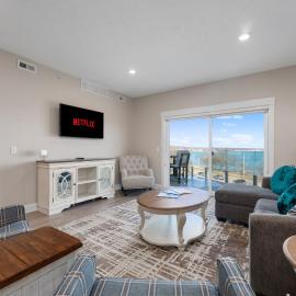 Luxury Downtown 2BDR Lake View Penthouse Condo steps to Beach 403E, Hotel in Traverse City