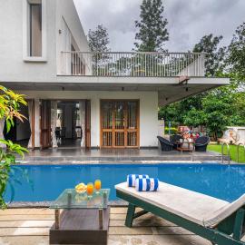 SaffronStays Amrapali - 5BHK Villa in Nashik with Pool, Lawn & Kids Play Area, hotel in Deolāli