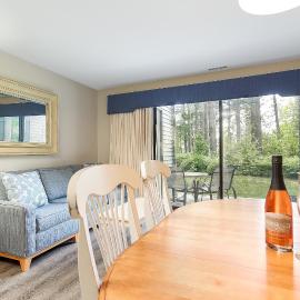 Beautiful 2 Bedroom Lakeside Condo at The Shores, hotel a Traverse City