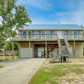 Coastal Emerald Isle Retreat w/ Deck & Grill!, ξενοδοχείο σε Emerald Isle