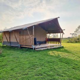 Waterfront Glamping Escape โรงแรมในDe Veenhoop