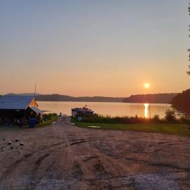 Chalet with great lake view, hotel i Gracefield