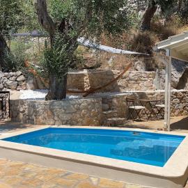 La Strade Apartments, Adults Only