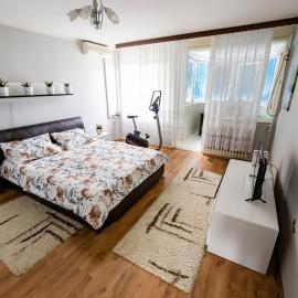 Spacious apartment (60sqm) with a balcony, hotell i Tuzla