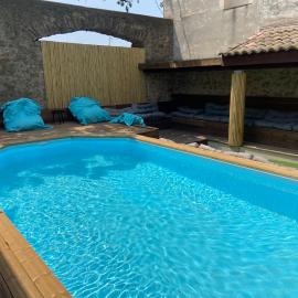 T3 bis bord du canal du midi piscine, hotel in Homps