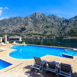 Sea view and pool! Brend new! Vista