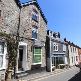 Town centre apartment with parking