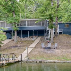Dock + Screened Porch: Lake of the Ozarks Getaway!, hotel u gradu Sunrise Beach
